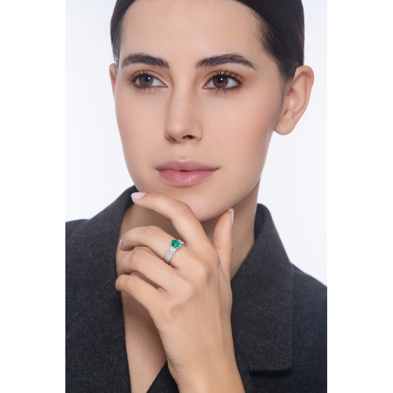 Band ring with emerald and diamonds in white gold 18k