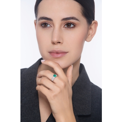 Band ring with emerald and diamonds in white gold 18k