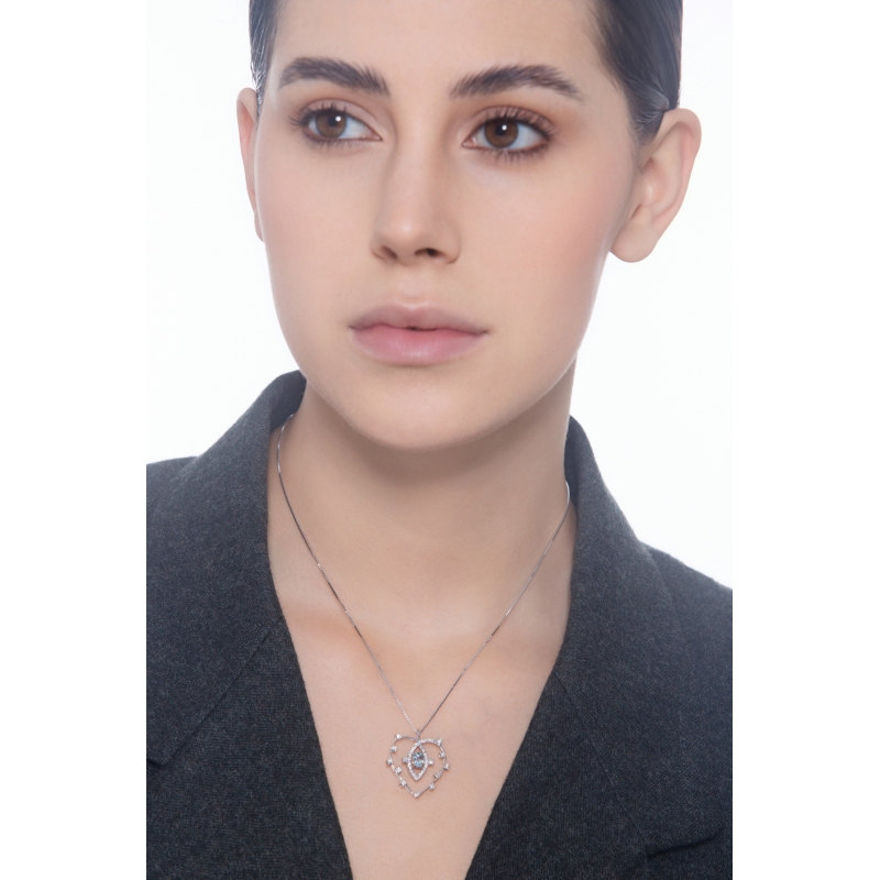 Collana con cuore acquamarina centrale e diamanti in oro bianco
