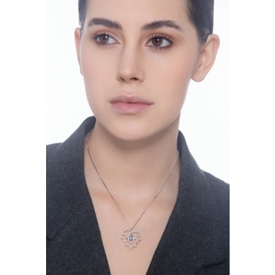 Collana con cuore acquamarina centrale e diamanti in oro bianco