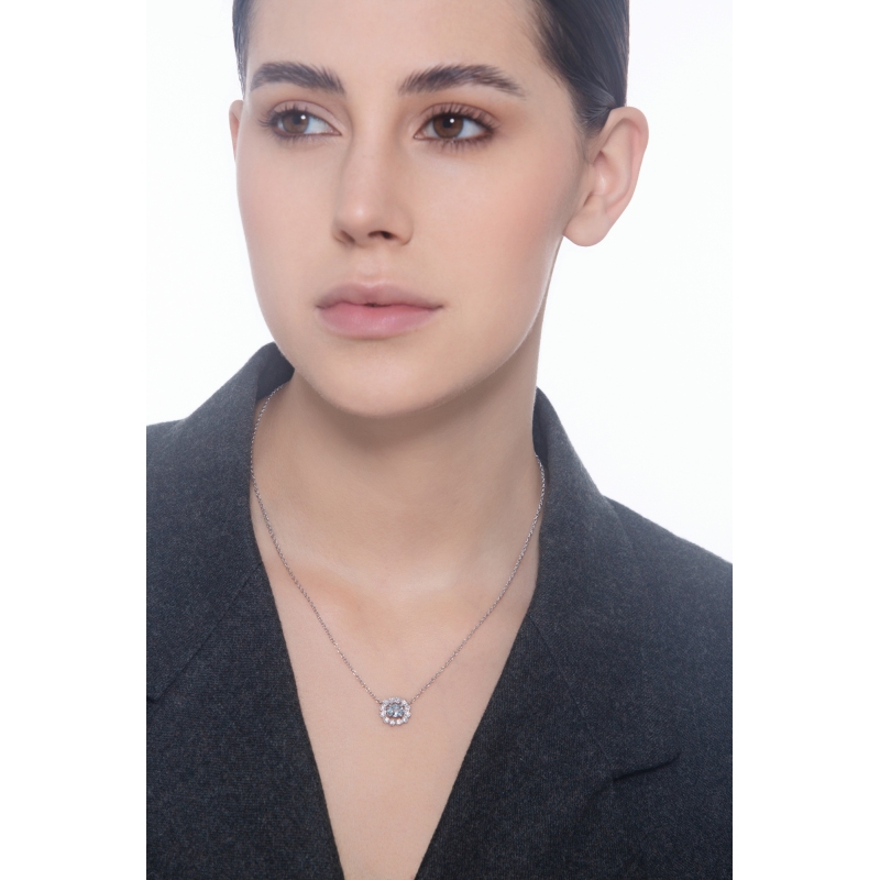 Collana in oro bianco 750 con acquamarina ovale e diamanti