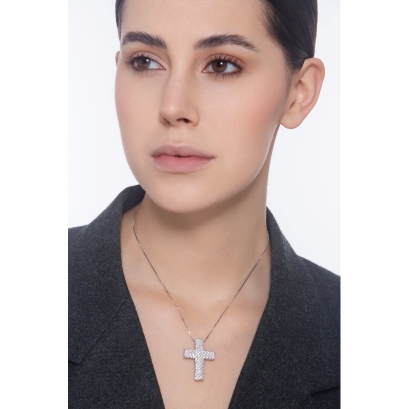 Collana in oro bianco 18k con ciondolo croce in diamanti
