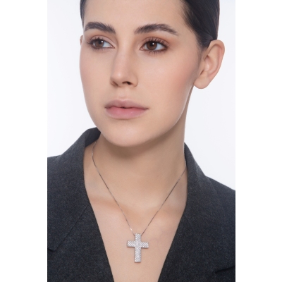 Collana in oro bianco 18k con ciondolo croce in diamanti