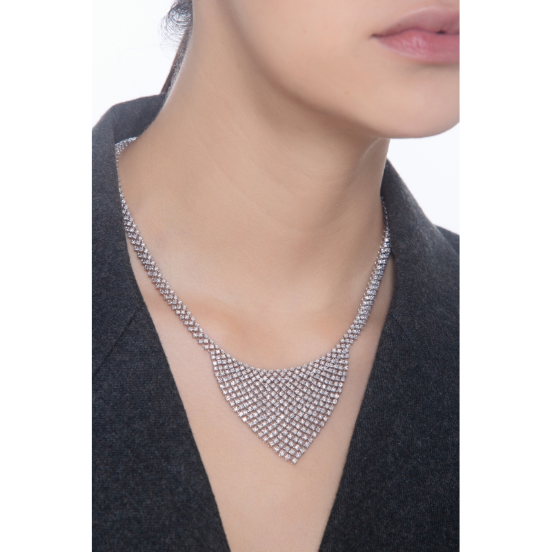 Girocollo design tessuto triangolo in oro bianco 18k con diamanti