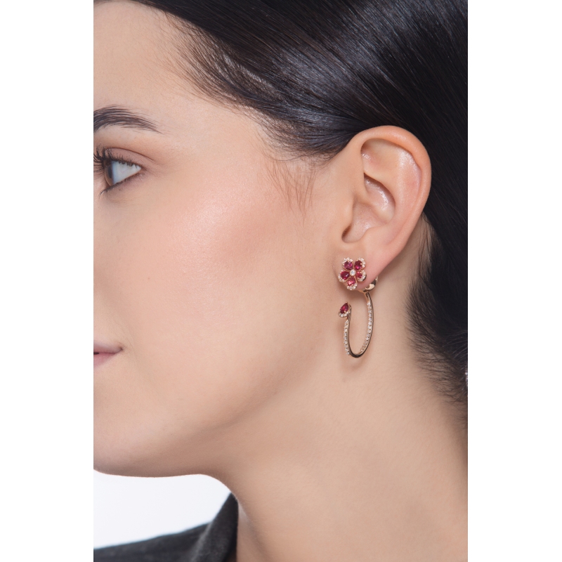 Orecchini design pendenti in oro rosa 18k con fiore in rubini e diamanti
