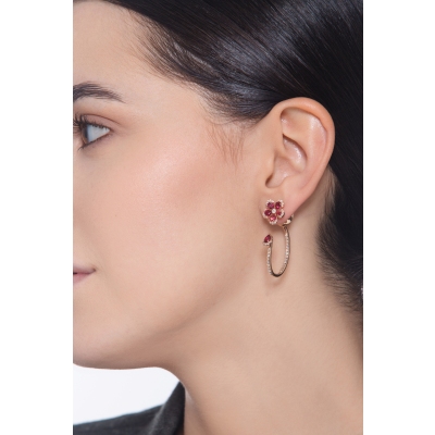 Orecchini design pendenti in oro rosa 18k con fiore in rubini e diamanti