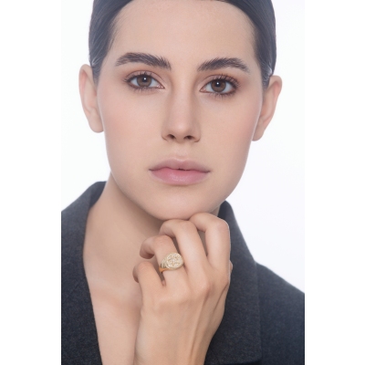 Anello chevalier con stella in oro giallo 750 con diamanti