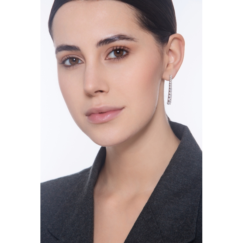 Orecchini tennis filo a scalare in oro bianco 18k con diamanti