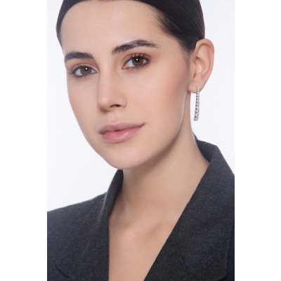 Orecchini tennis filo a scalare in oro bianco 18k con diamanti