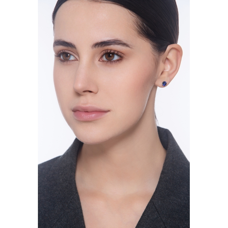 18k white gold stud earrings with blue sapphires