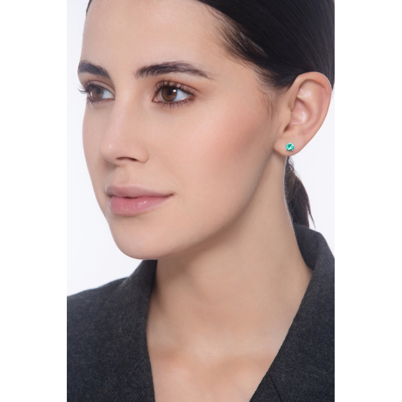 18k white gold stud earrings with emeralds