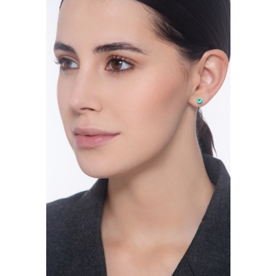 18k white gold stud earrings with emeralds