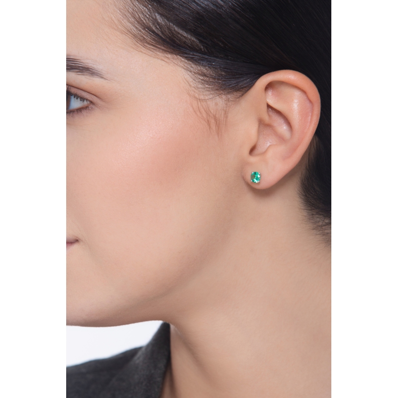18k white gold stud earrings with emeralds
