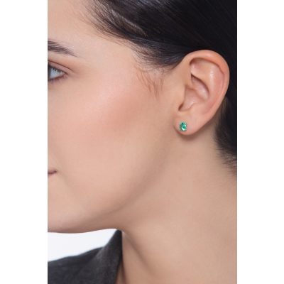 18k white gold stud earrings with emeralds