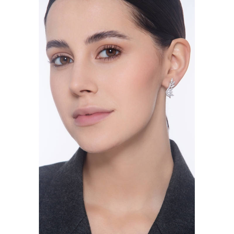 Orecchini design foglia in oro bianco 18k con diamanti