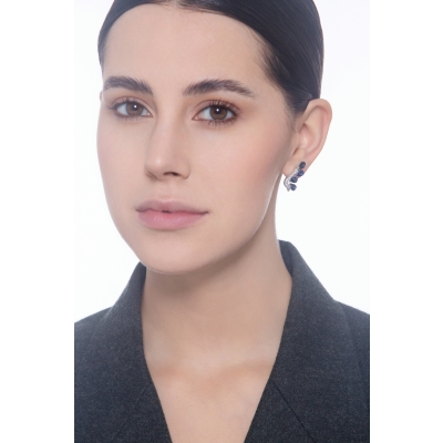 Orecchini in oro bianco 18k design con zaffiri blu e diamanti