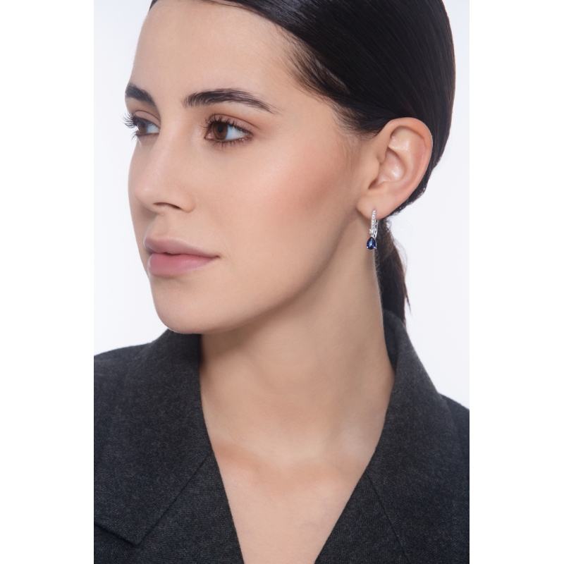 Orecchini a monachella in oro bianco 18k con zaffiro blu a goccia e diamanti