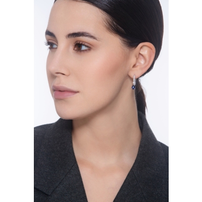 Orecchini a monachella in oro bianco 18k con zaffiro blu a goccia e diamanti