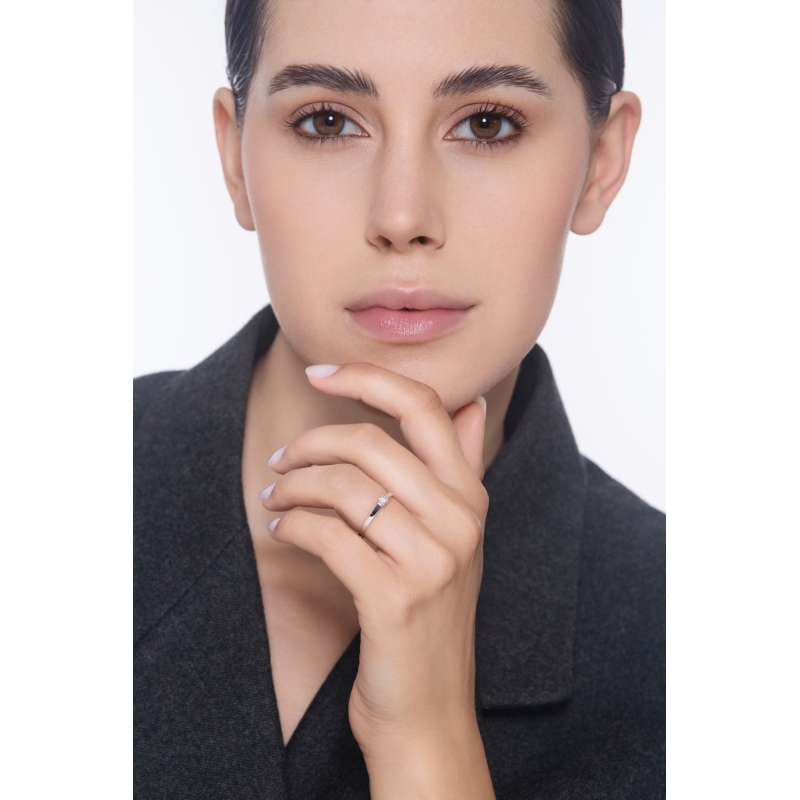 Anello solitario lineare 4 griffe con diamante 0.15 ct