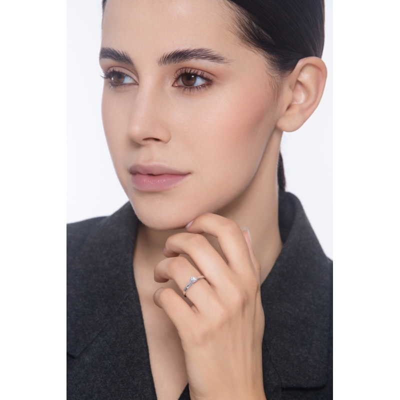 Anello solitario con diamante 0.30 ct in oro bianco 18k