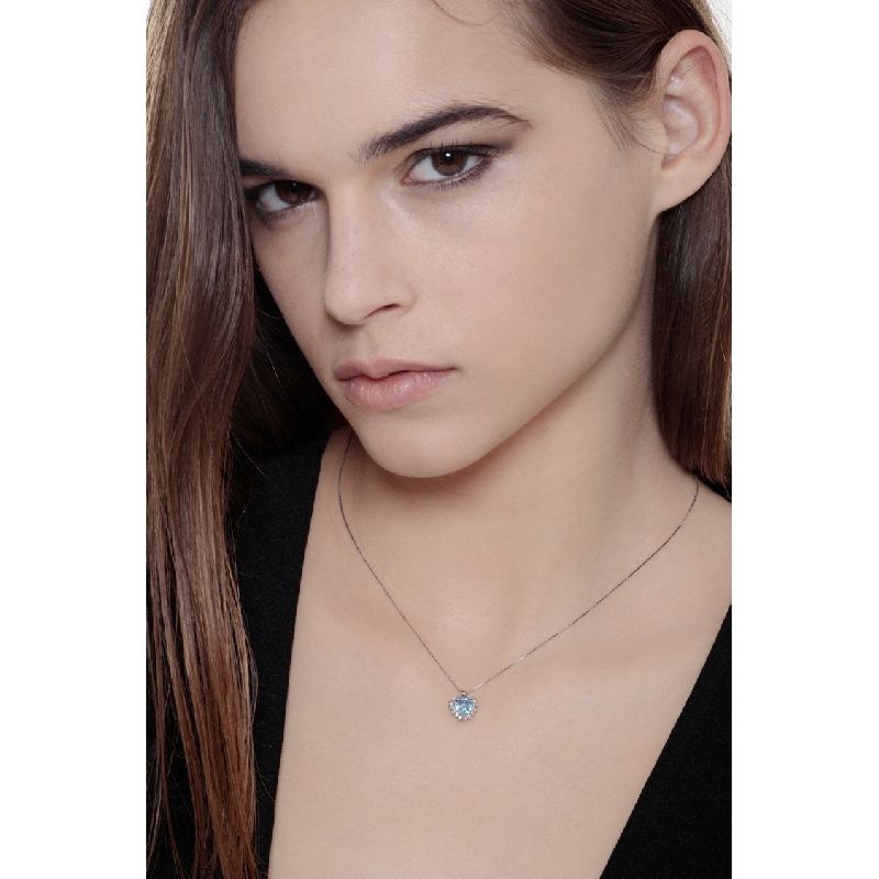 Collana in oro bianco 18k con acquamarina a cuore, di circa 6 mm, e diamanti
