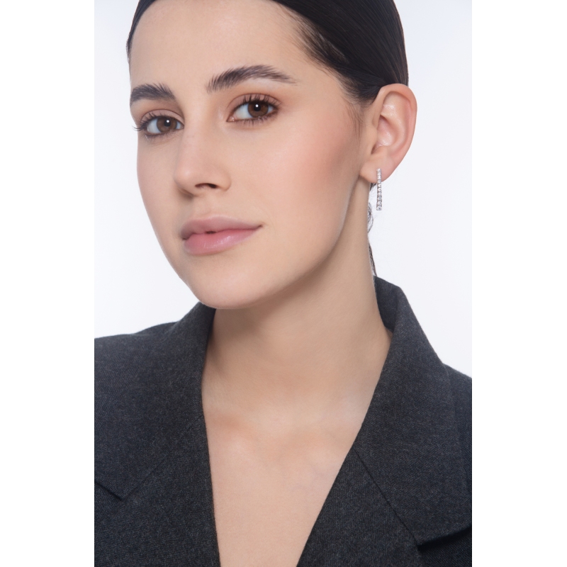 Orecchini a tennis in oro bianco 18k con diamanti a scalare