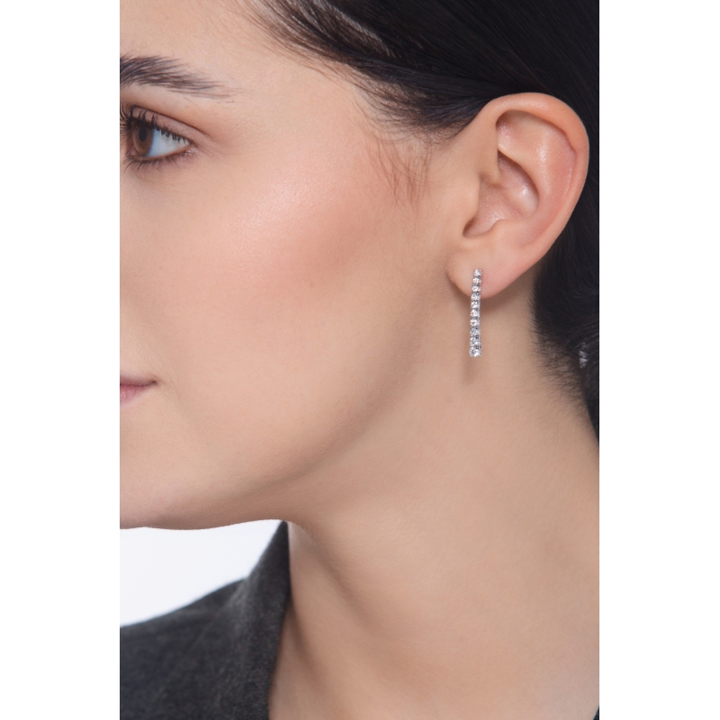 Orecchini a tennis in oro bianco 18k con diamanti a scalare