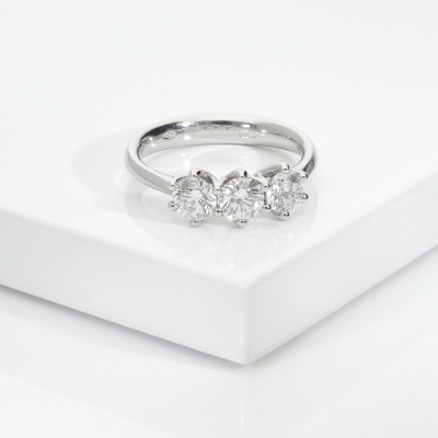 Anello trilogia in oro bianco 18k con diamanti