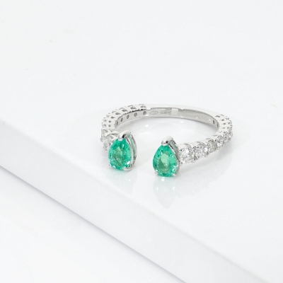 ANELLO CON  BRILLANTI E 2SMERALDI GOCCIA MM6X4