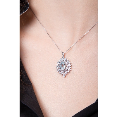 Collana in oro bianco 18k con diamanti e acquamarina a goccia