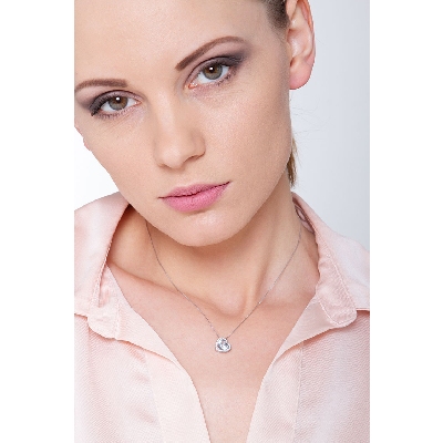 Collana in oro bianco 18k con acquamarina a cuore e diamanti