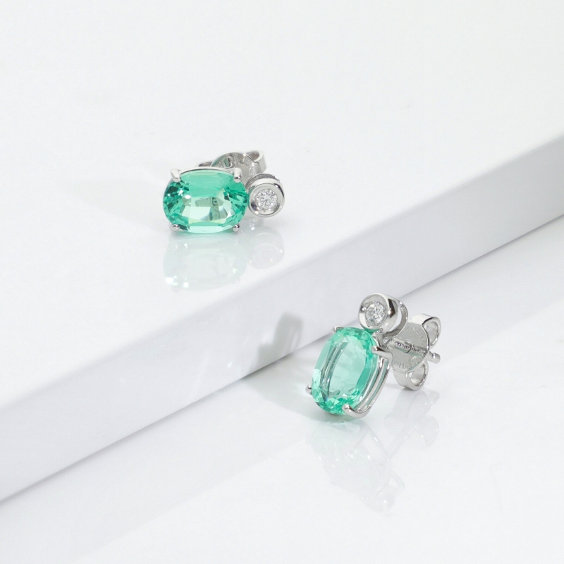 ORECCHINI CON SMERALDO OVALE MM8X6 E CASTONE CON BRILLANTE(PA2CO-3)