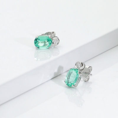 ORECCHINI CON SMERALDO OVALE MM8X6 E CASTONE CON BRILLANTE(PA2CO-3)