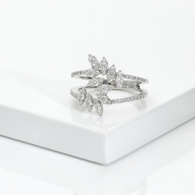 Anello in oro bianco 18k con diamanti a finte navette