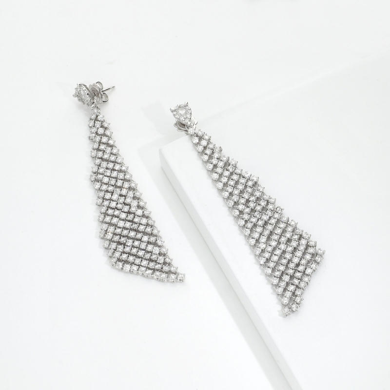 Orecchini pendenti in tessuto in oro bianco 18k con diamanti