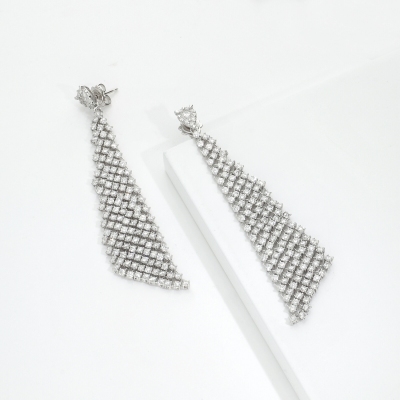 Orecchini pendenti in tessuto in oro bianco 18k con diamanti