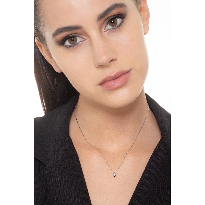 Collana in oro bianco 18k con pendente a chicco di riso e diamante