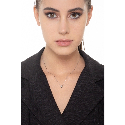 Collana in oro bianco 18k con pendente chicco di riso e diamante