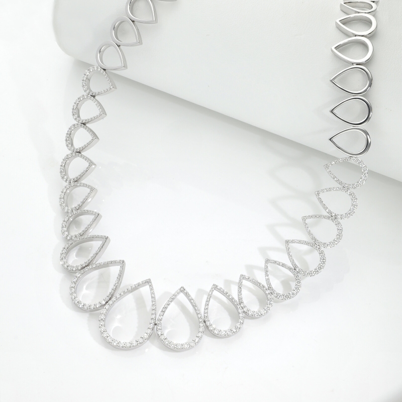 Girocollo fantasia goccia in oro bianco 18k con diamanti