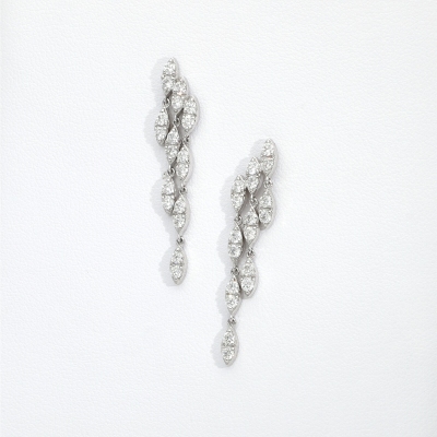 Orecchini pendenti a tre file in oro bianco 18k con diamanti