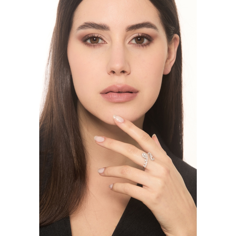 Anello contrariè design in oro bianco 18k con diamanti