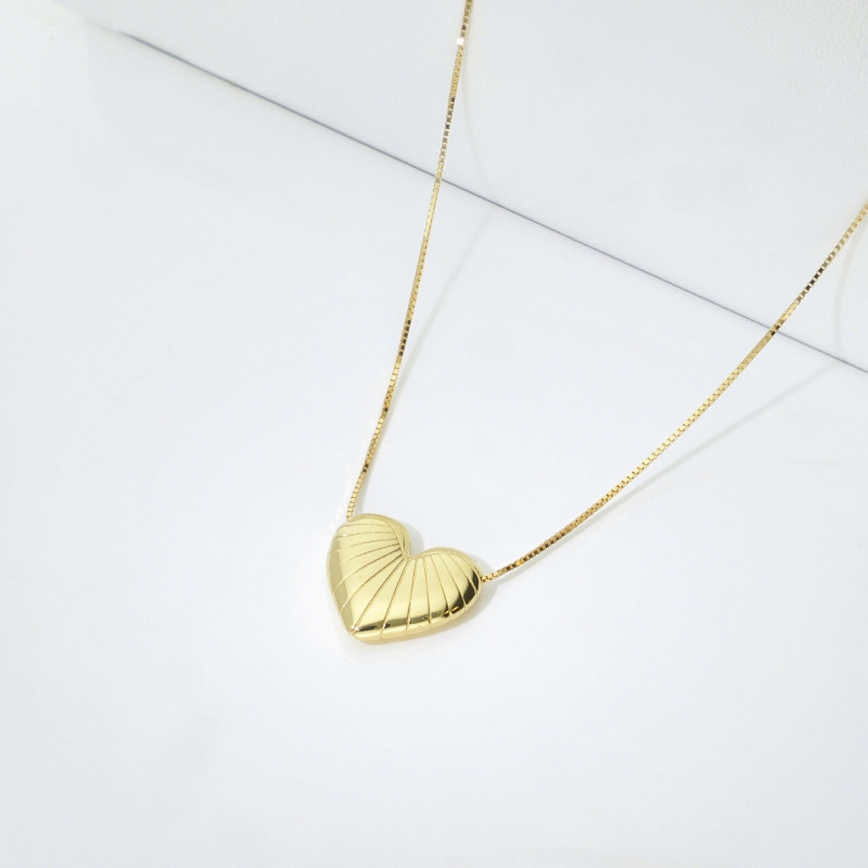 Collana in oro giallo 18k con ciondolo cuore zigrinato