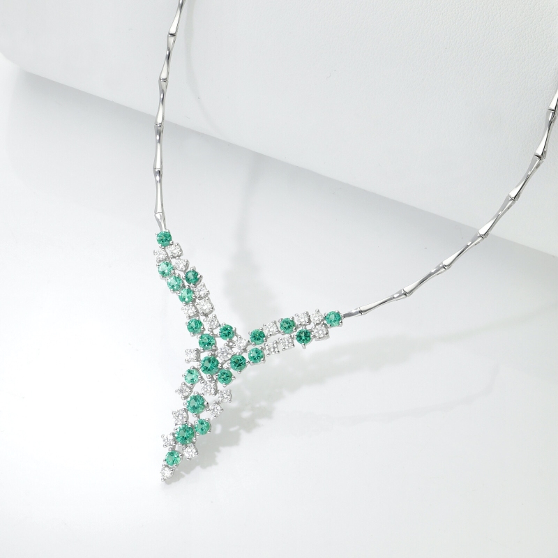 GIROCOLLO SEMIRIGIDO CON  BRILLANTI E SMERALDI