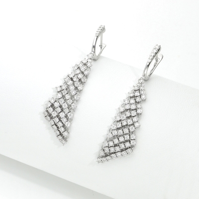 Orecchini pendenti in tessuto con diamanti in oro bianco 18k