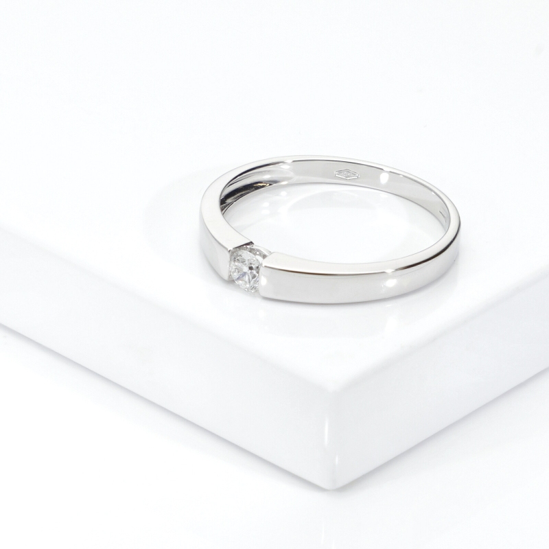 Anello solitario in oro bianco 18k con diamante da 0.15 ct. Incastonatura a battuto