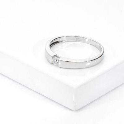 Anello solitario in oro bianco 18k con diamante da 0.15 ct. Incastonatura a battuto