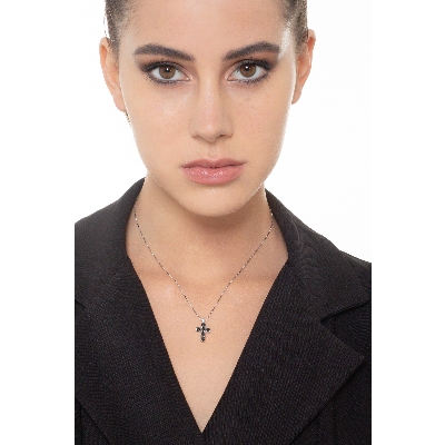 Collana con pendente a croce  in oro bianco 18k con diamanti neri