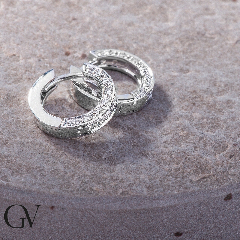 Orecchini a cerchio in oro bianco 18k con diamanti, ct. 0,50