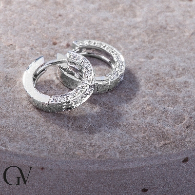 Orecchini a cerchio in oro bianco 18k con diamanti, ct. 0,50