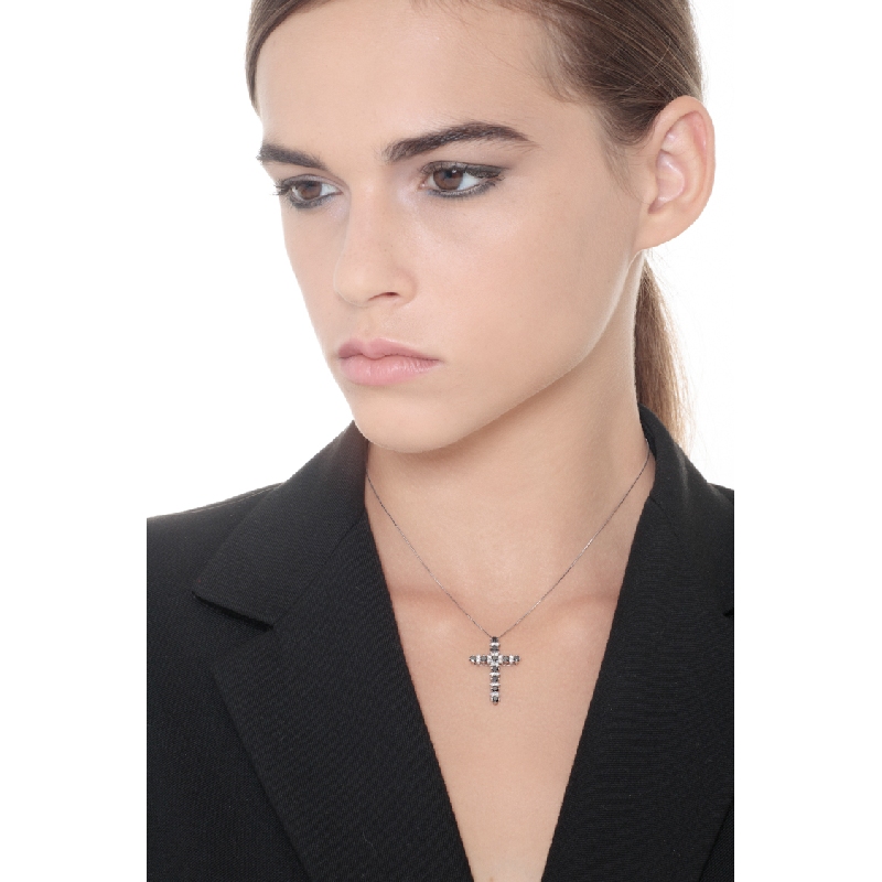 Collana con croce in oro bianco 18k con diamanti neri e bianchi